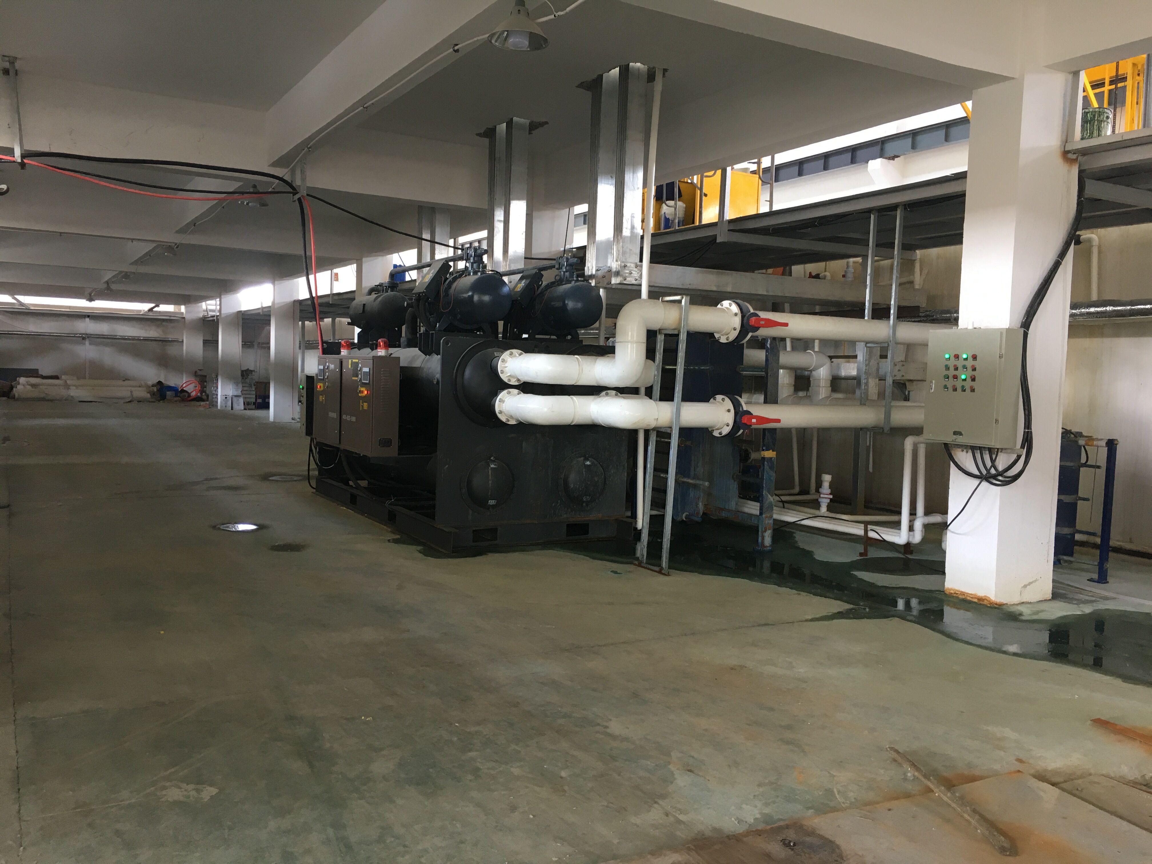 工業(yè)螺桿滿液式冷水機(jī)組